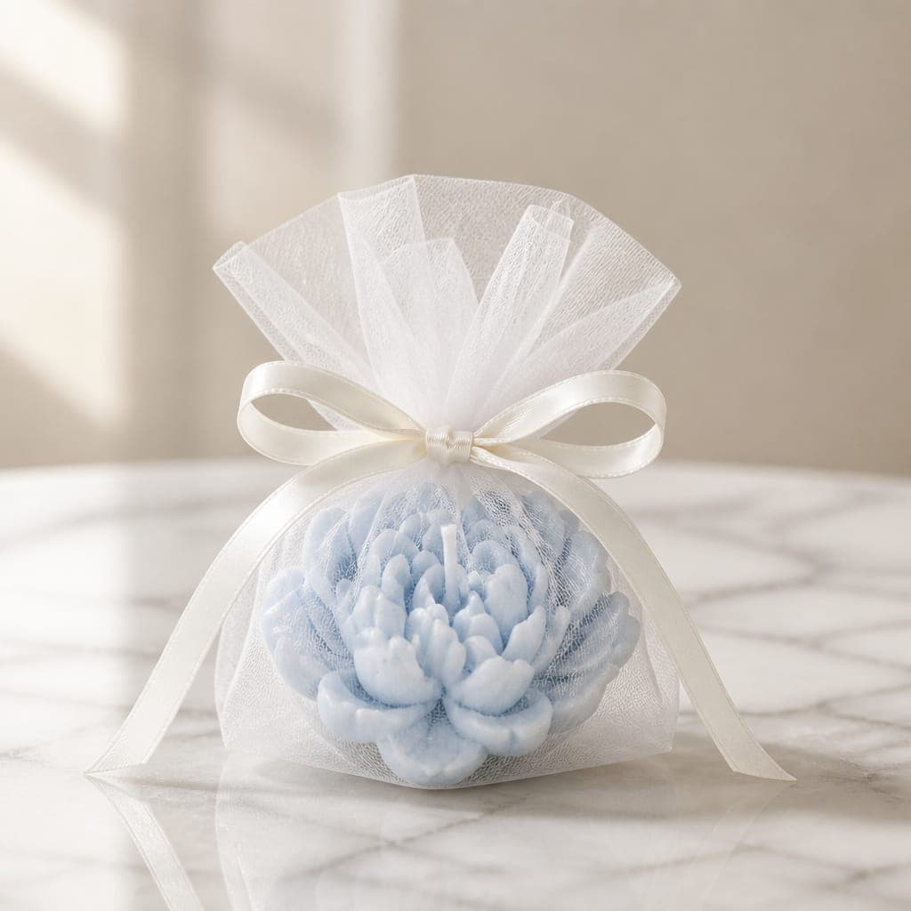 Candela peonia con decorazione e confezione regalo, fotografia 1