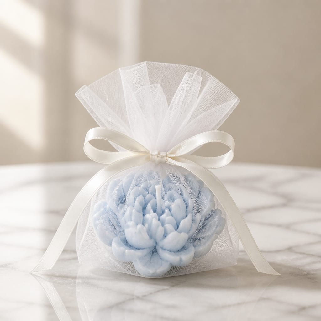 Candela peonia con decorazione e confezione regalo, fotografia 1